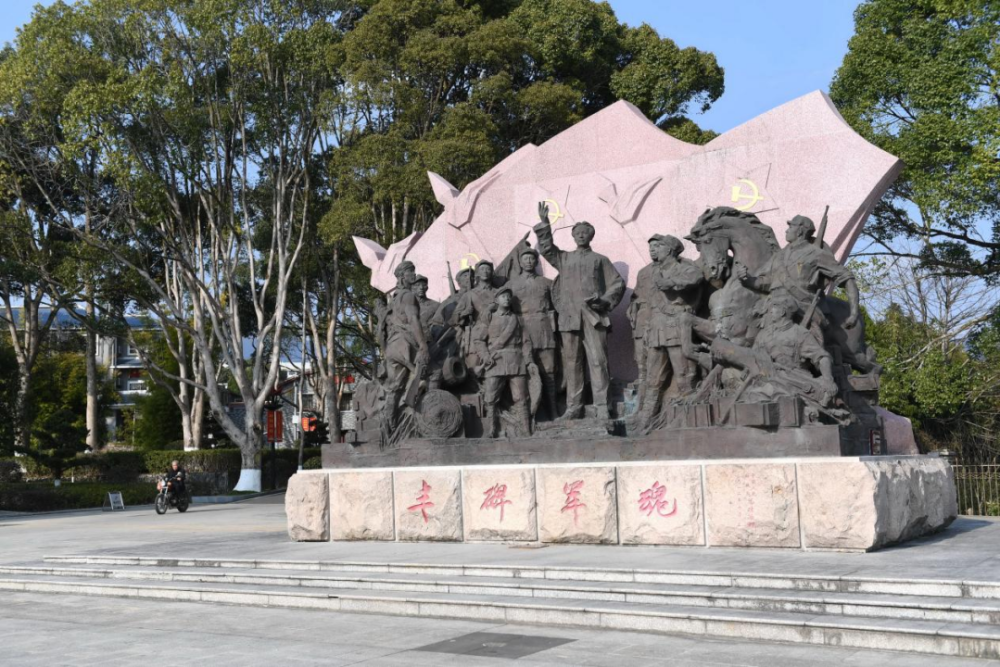 古田會(huì)議紀(jì)念館前的“豐碑軍魂”雕塑群（ 2021年1月25日攝）。新華社記者林善傳攝